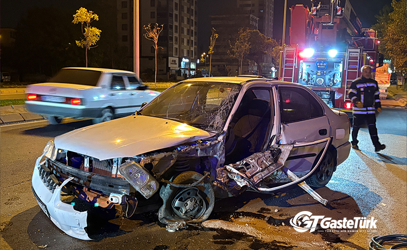 Kayseri’de Otomobil Ağaca Çarptı: Sürücü Araçta Sıkıştı